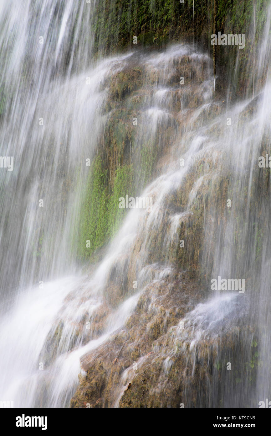Detian cascate in Cina, noto anche come divieto Gioc in Vietnam è la quarta più grande cascate transnazionali nel mondo. Situato nelle colline carsiche di D Foto Stock
