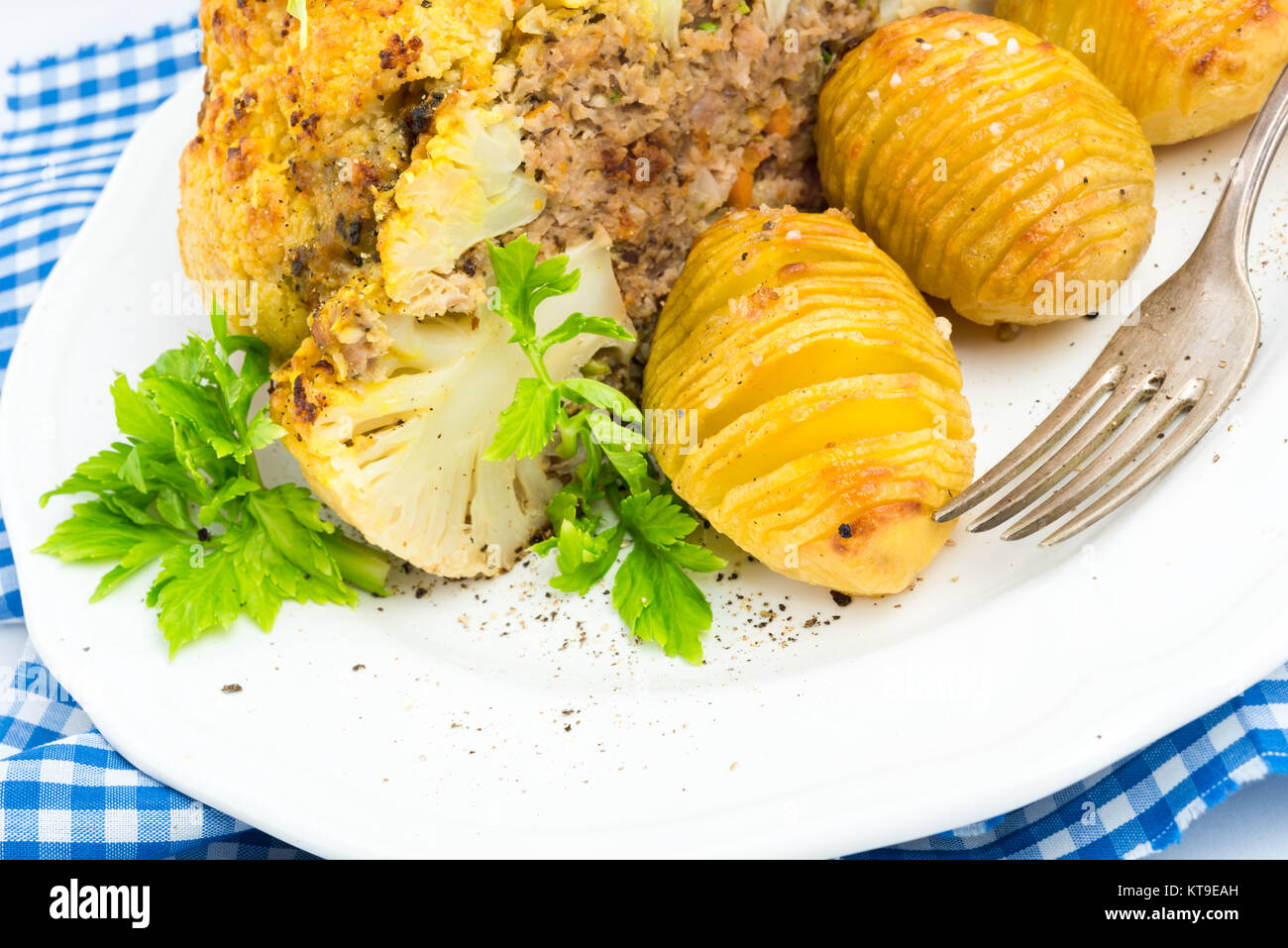 Cavolfiore farcite con carne macinata e patate hasselback Foto Stock