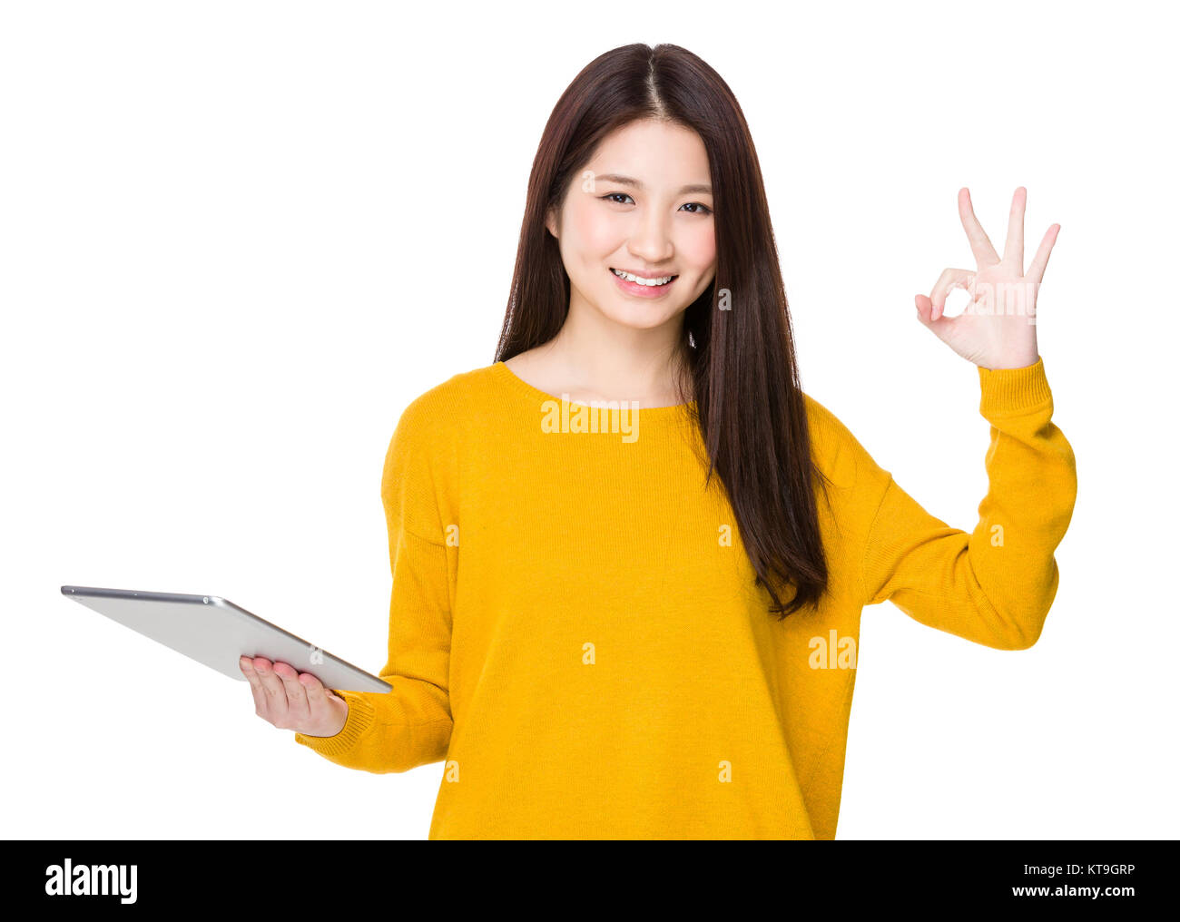 Donna asiatica di attesa con tablet e segno ok Foto Stock