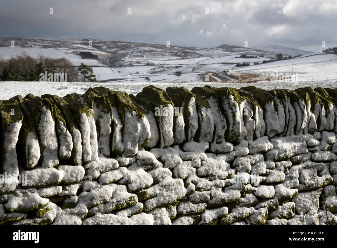 Stalattite tradizionale parete ricoperta di neve. Il Peak District, Derbyshire, in Inghilterra. Foto Stock