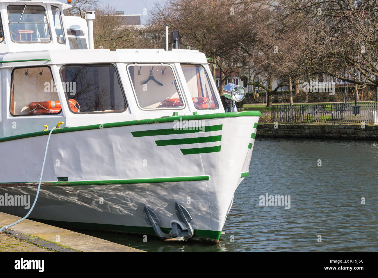Vorderansicht, Ausflugsboot der Weiße Flotte am Liegeplatz in Mülheim, Deutschland. Foto Stock