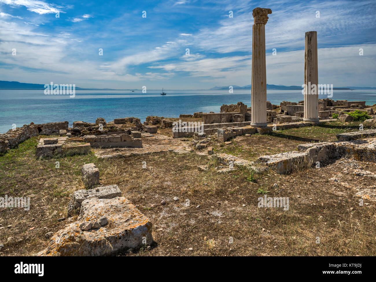 Tempio Tetrastilo, due colonne area, Golfo di Oristano in distanza, sito archeologico di Tharros, comune di Cabras, Sardegna, Italia Foto Stock