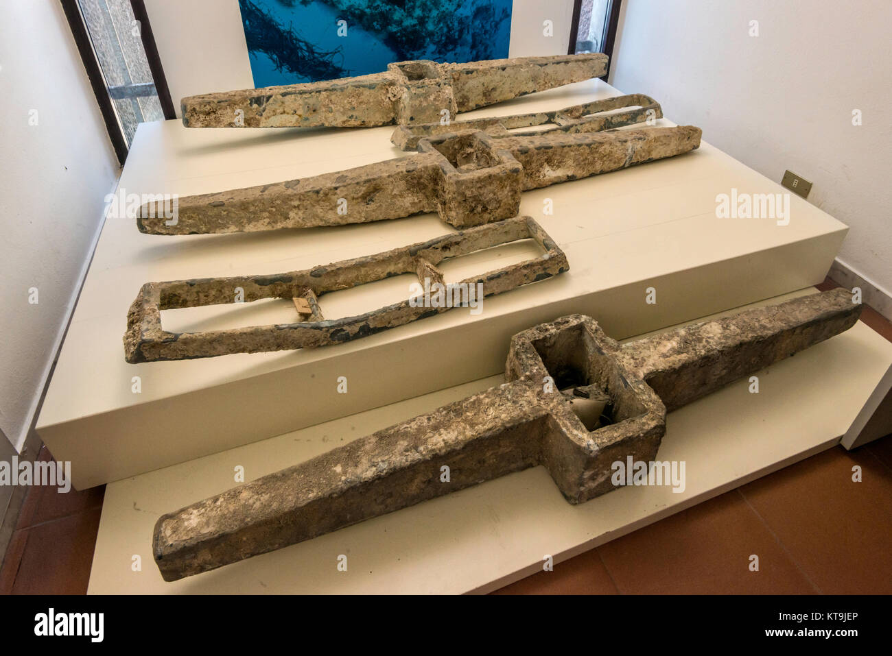 Elementi di ancoraggio dal relitto romano al Museo Civico, Civico Museo Archeologico di Cabras, provincia di Oristano, Sardegna, Italia Foto Stock