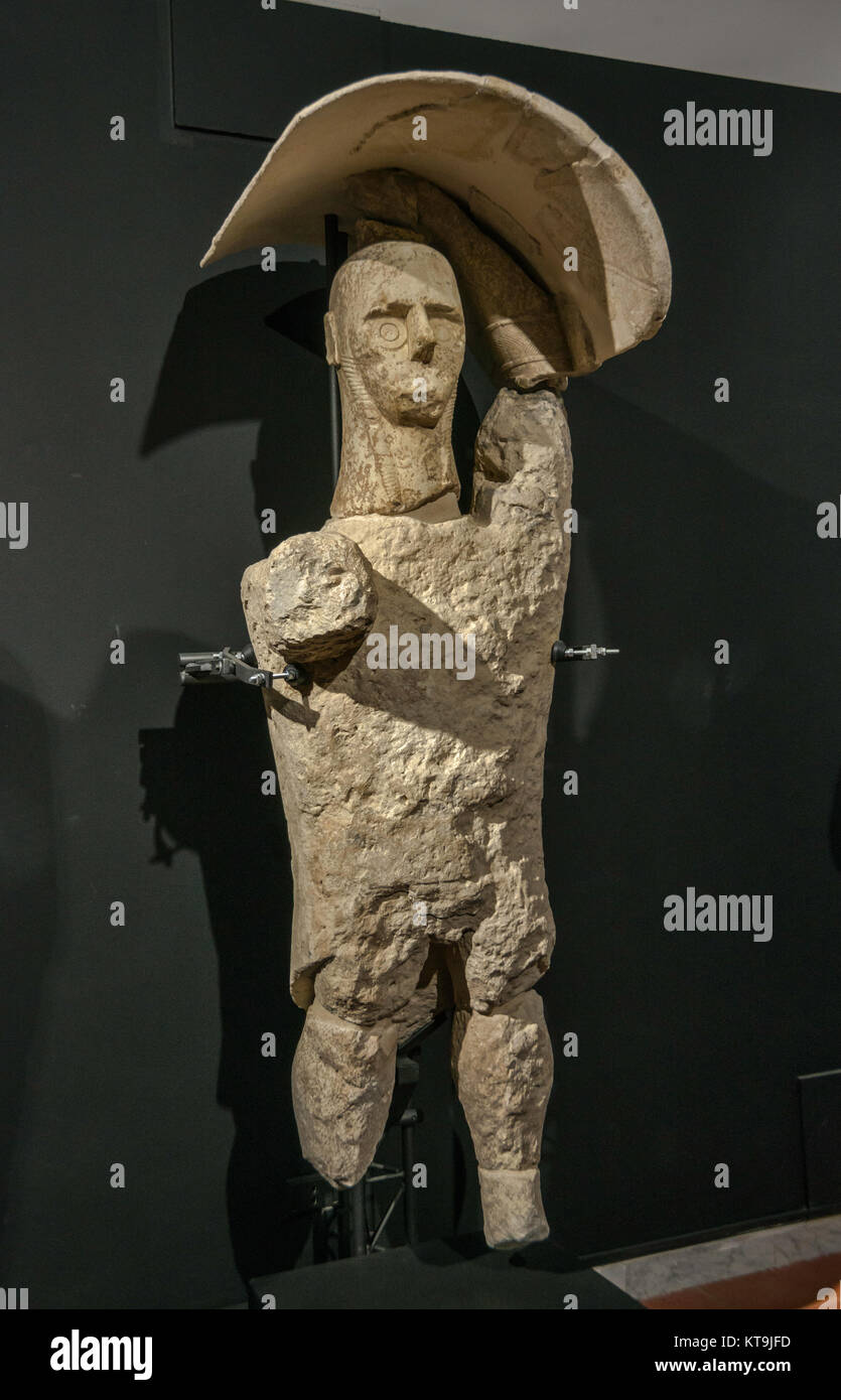 Boxer, gigante di Monte Prama, nuragica figura al Museo Civico, Civico Museo Archeologico di Cabras, provincia di Oristano, Sardegna, Italia Foto Stock