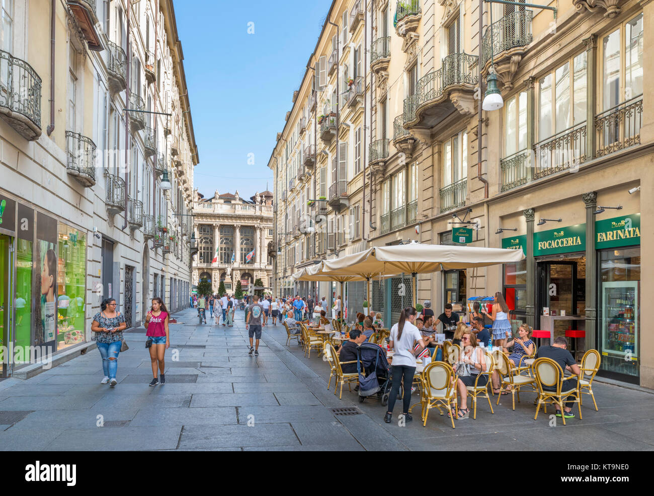 Sidewalk cafe e negozi di Via Giuseppe Garibaldi guardando in direzione di Piazza Castello, Torino, Piemonte, Italia Foto Stock