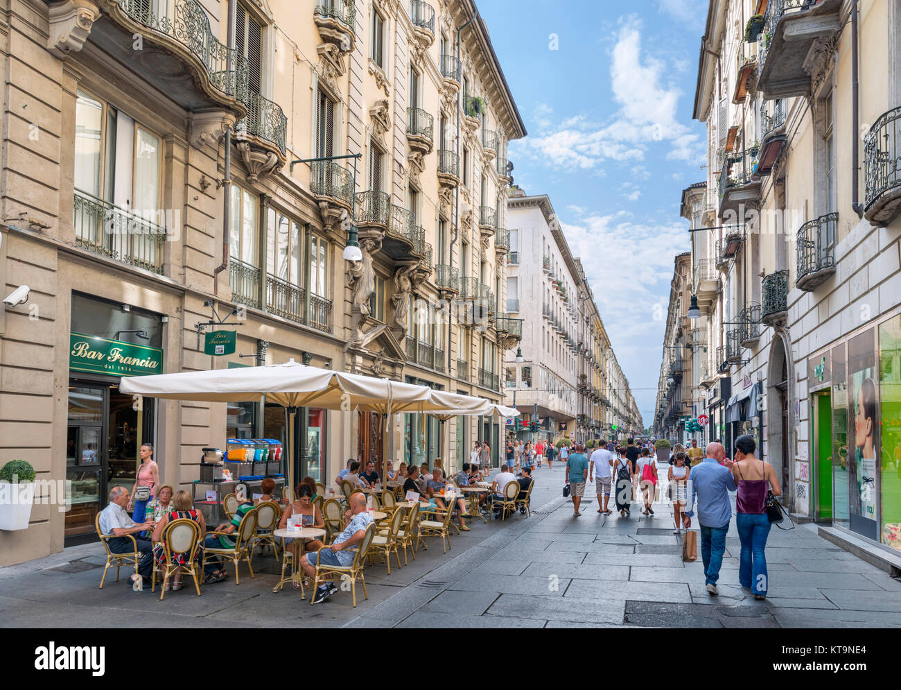 Sidewalk cafe e negozi di Via Giuseppe Garibaldi, Torino, Piemonte, Italia Foto Stock