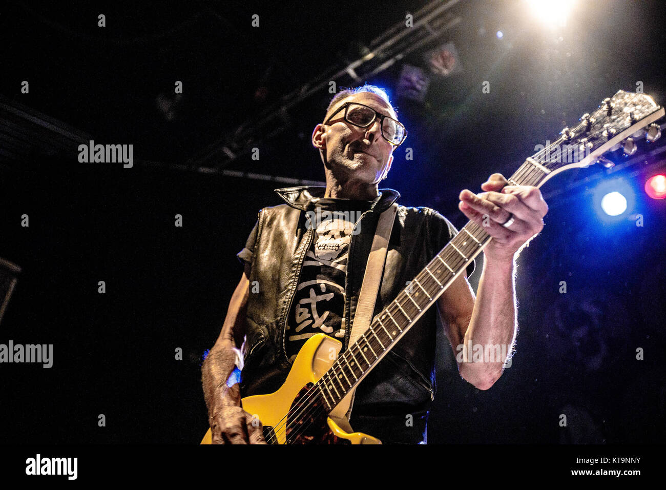 Danimarca Copenhagen - Agosto 7, 2017. La American punk rock band Bad Religion esegue un concerto dal vivo a Amager Bio in Copenhagen. Qui il chitarrista Mike Dimkich dal vivo sul palco. Foto Stock