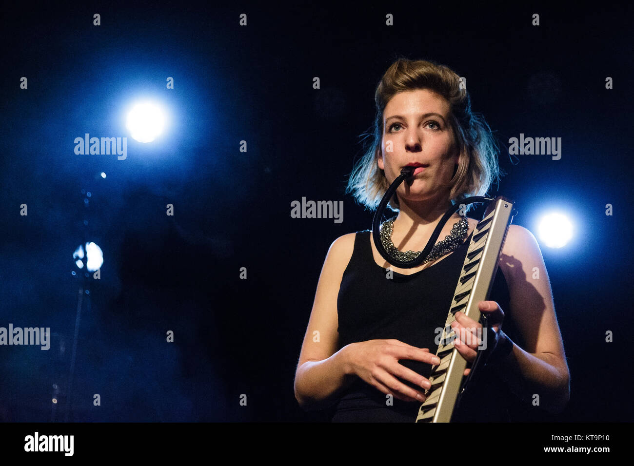 Canadian Ben Caplan e casual fumatori eseguire un concerto dal vivo a VEGA in Copenhagen. Qui il musicista e cantante Taryn Kawaja è visto dal vivo sul palco. Danimarca, 25/10 2016. Foto Stock