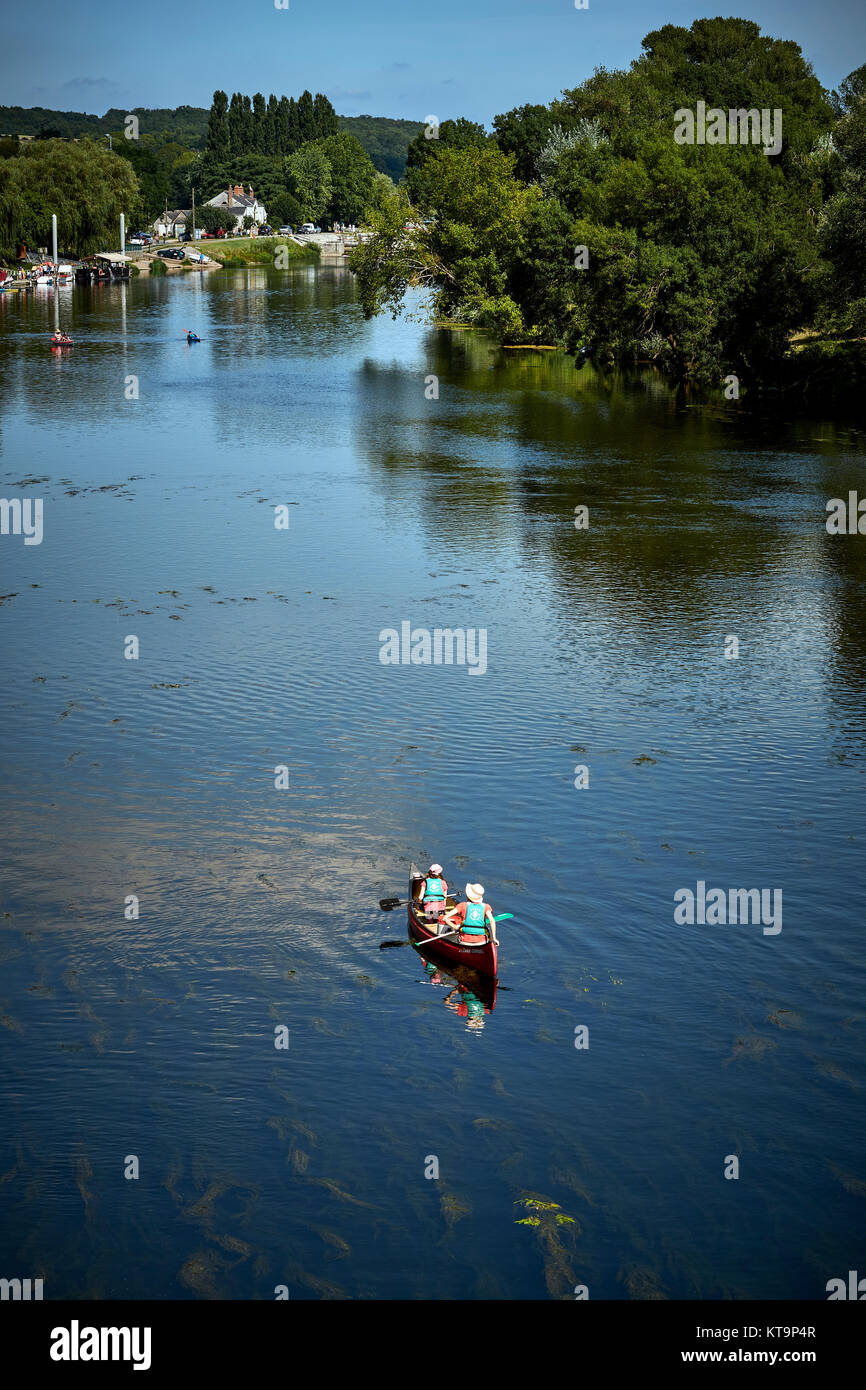 Escursioni in canoa lungo il fiume Cher vicino a Chenonceaux nella Valle della Loira in Francia. Foto Stock