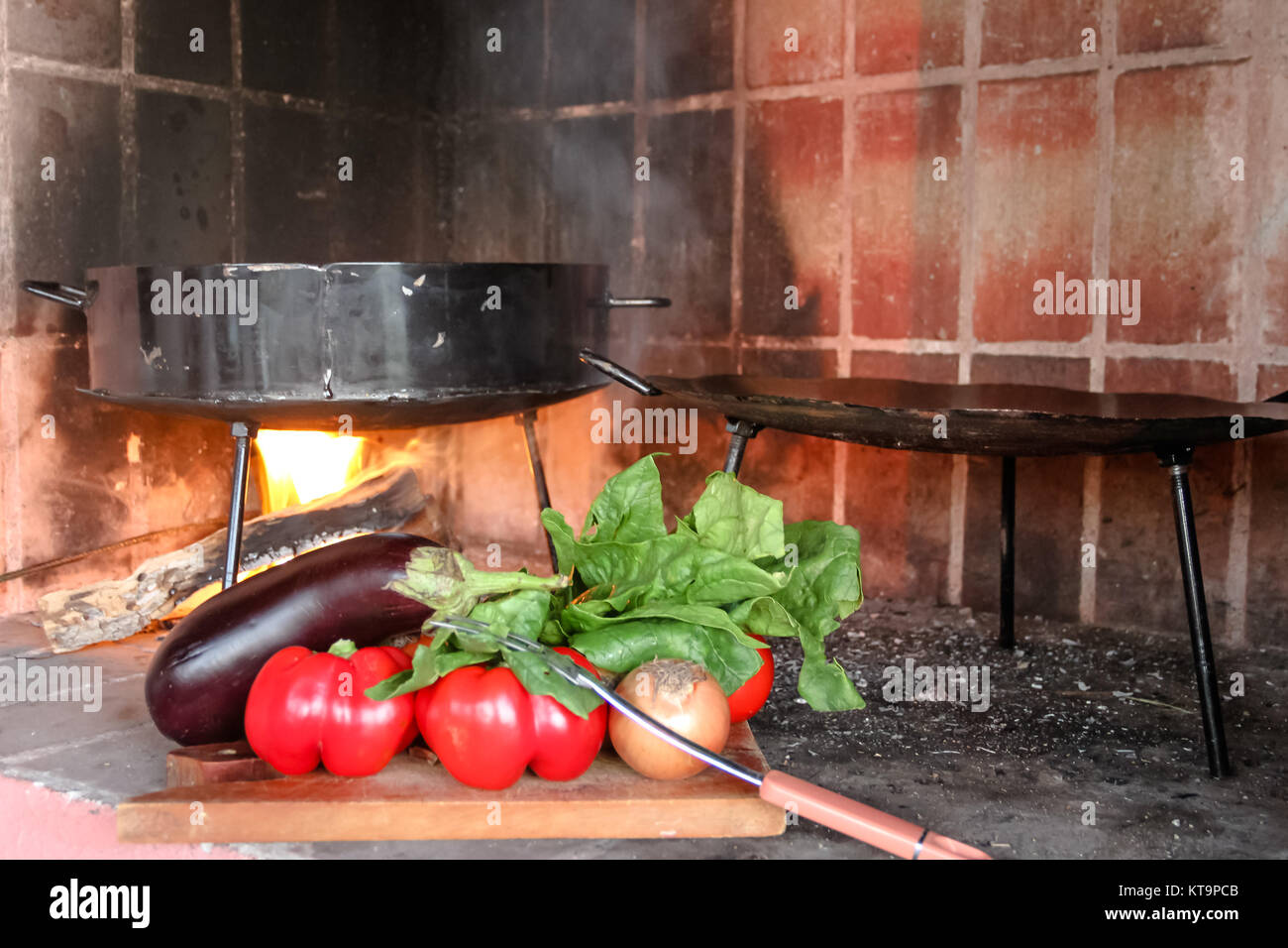 La cottura su dischi di arare il terreno cucina tipica della pampa argentina Foto Stock