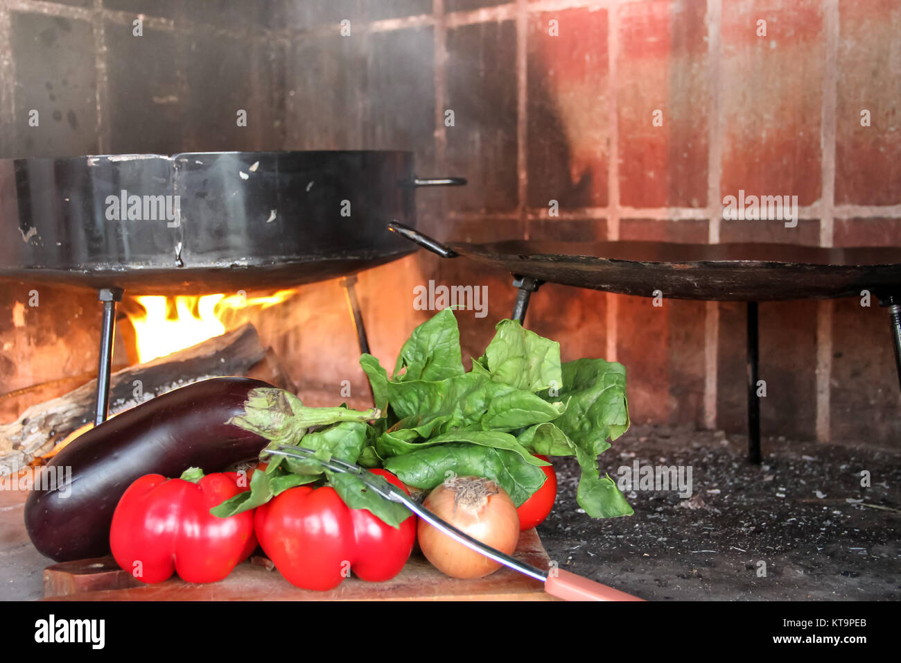 La cottura su dischi di arare il terreno cucina tipica della pampa argentina Foto Stock