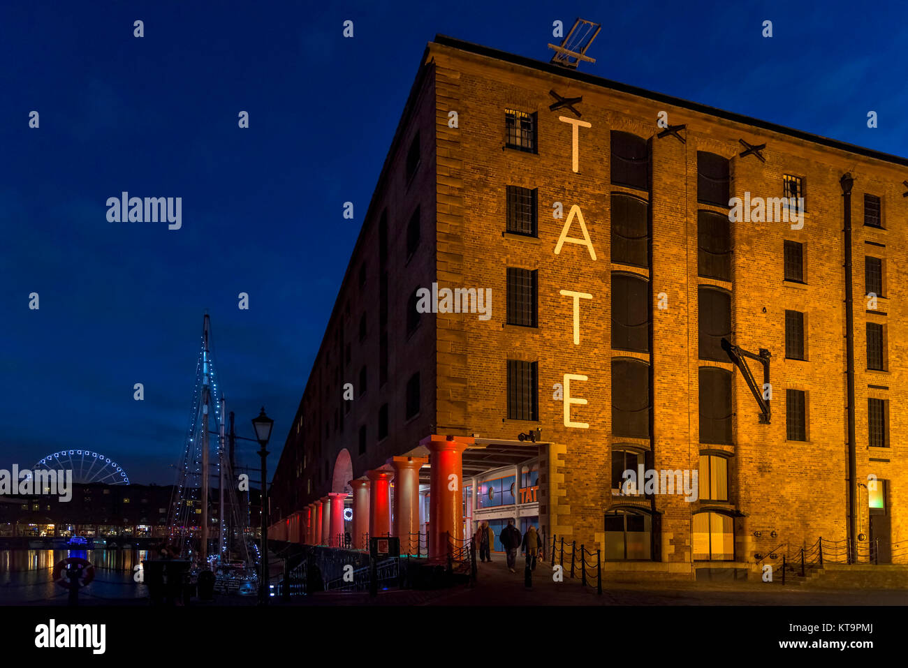 Liverpool Albert Dock sera. La Tate Gallery a nord. Foto Stock