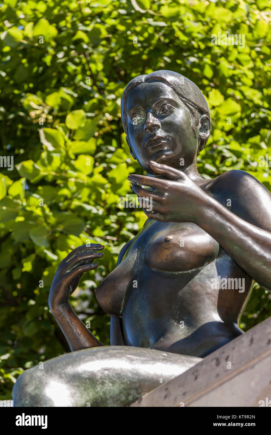 Frauenskulptur aus dem Quartett Drei Mädchen und ein Knabe Foto Stock