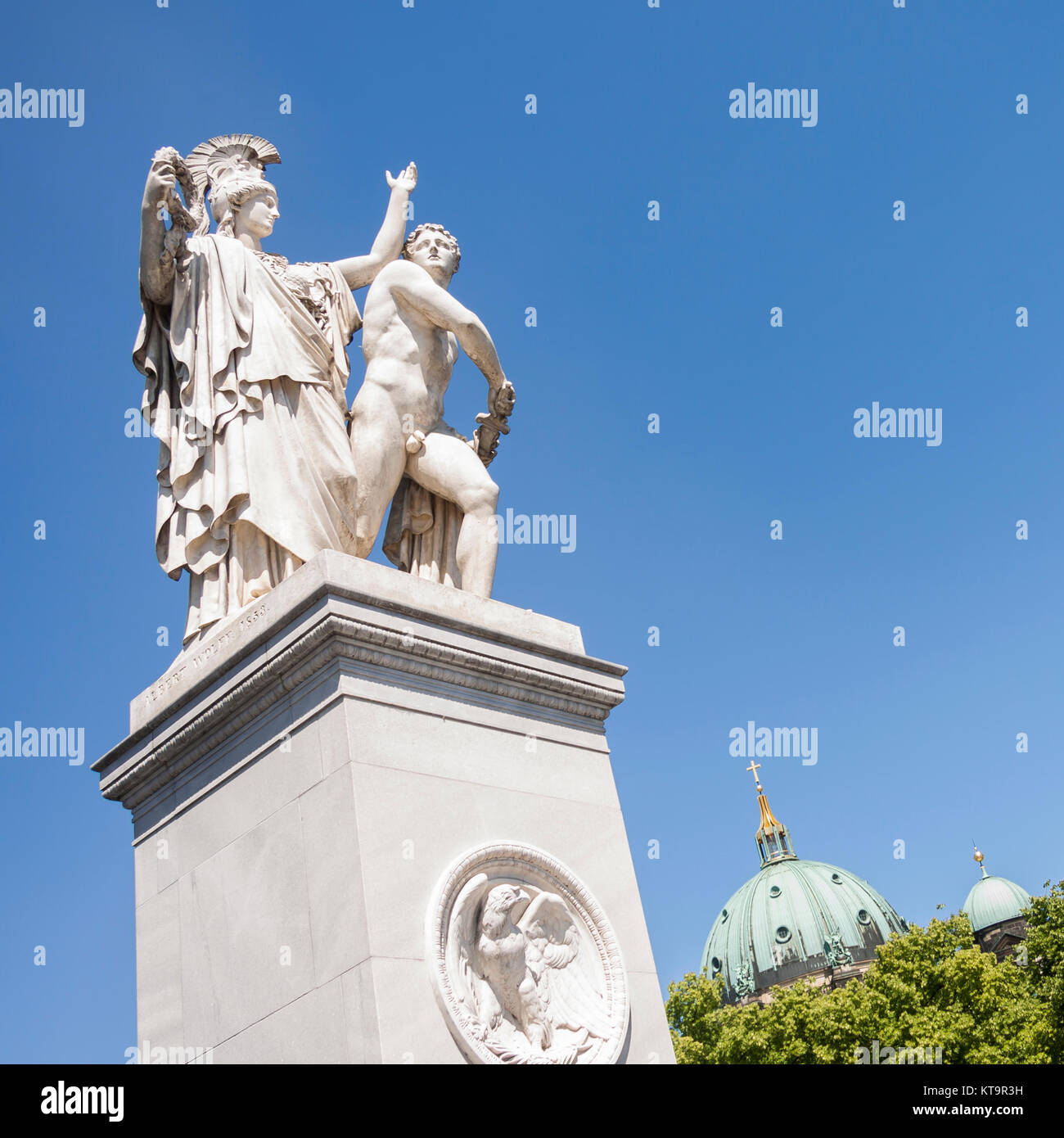 Pfeilerstatuen auf einem Marmorpostament mit Medaillon auf der Schlossbrücke a Berlino Foto Stock