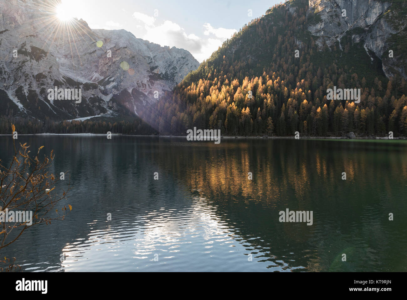 Tramonto di montagna e un bellissimo paesaggio italiano Foto Stock