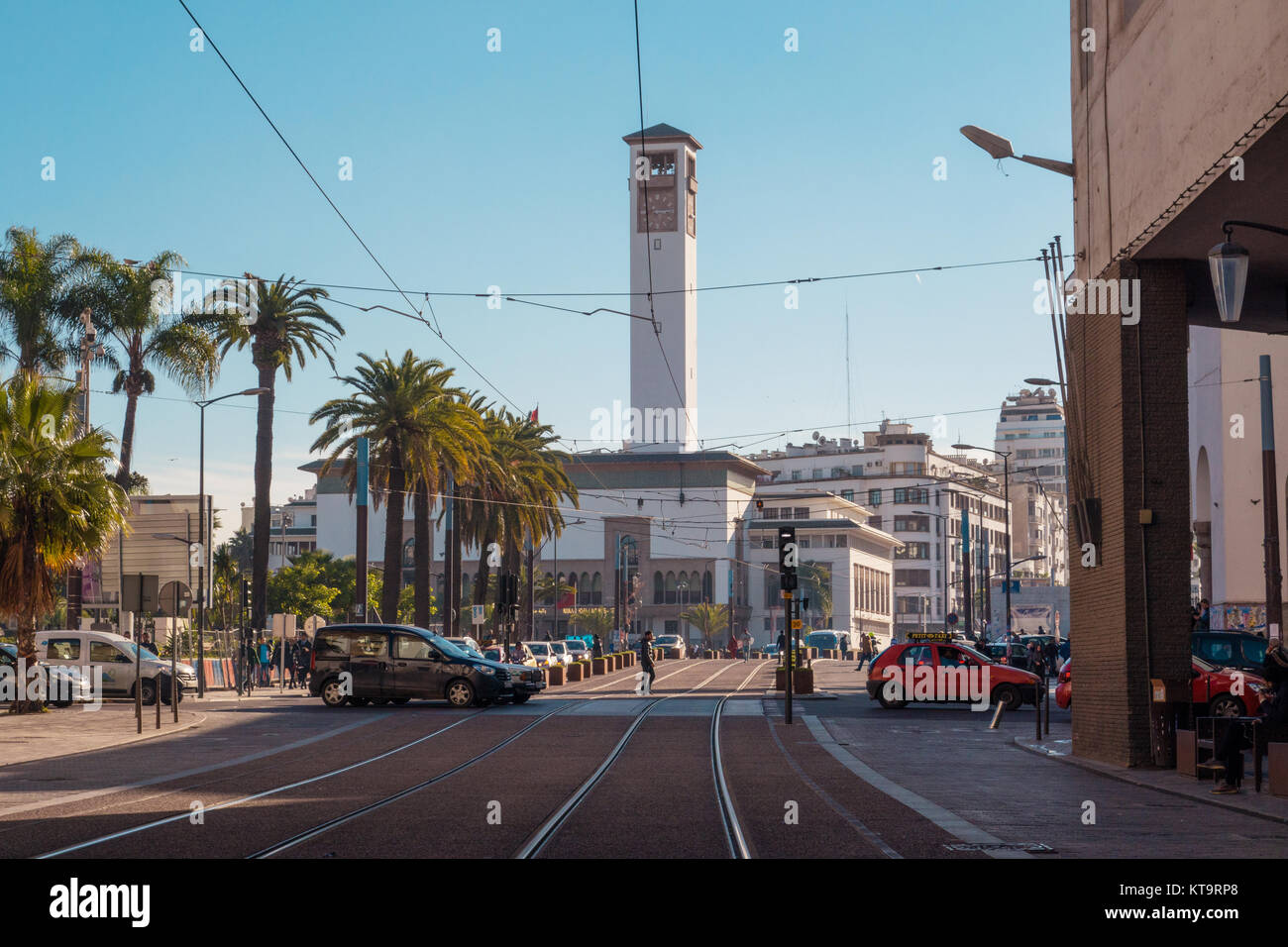 Casablanca, Marocco - 18 Dicembre 2017 : vista panoramica di Casablanca la torre dell orologio e street car ferrovie Foto Stock