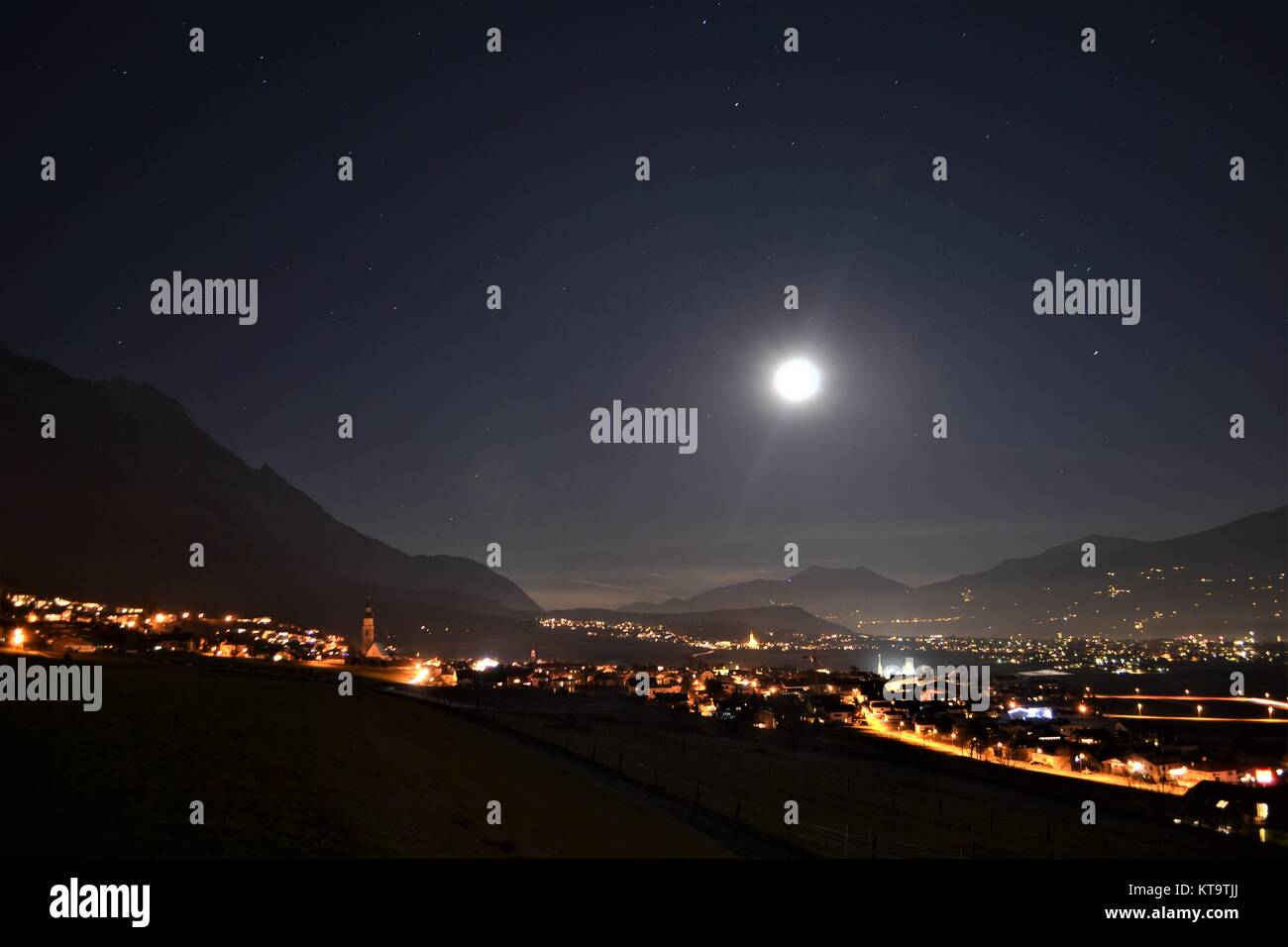 foto notturna della valle di montagna Foto Stock