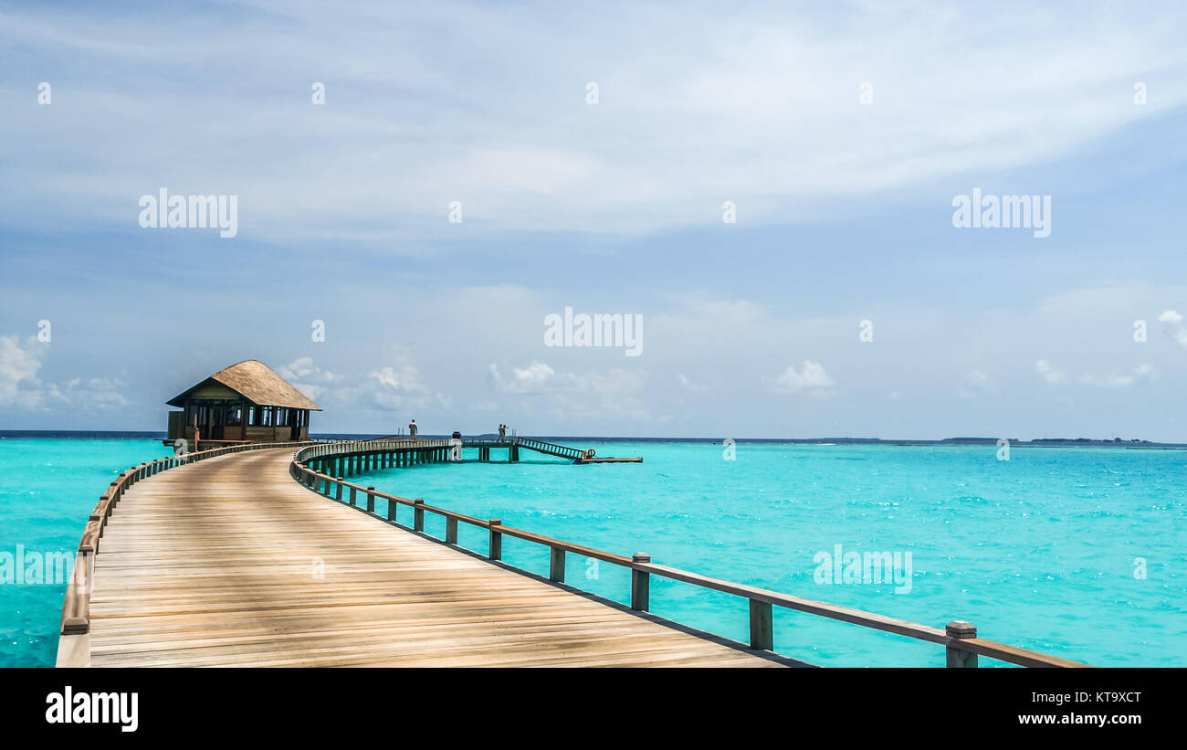 Vista del water bungalow in isola tropicale, Maldive, Asia, Oceano Indiano Foto Stock