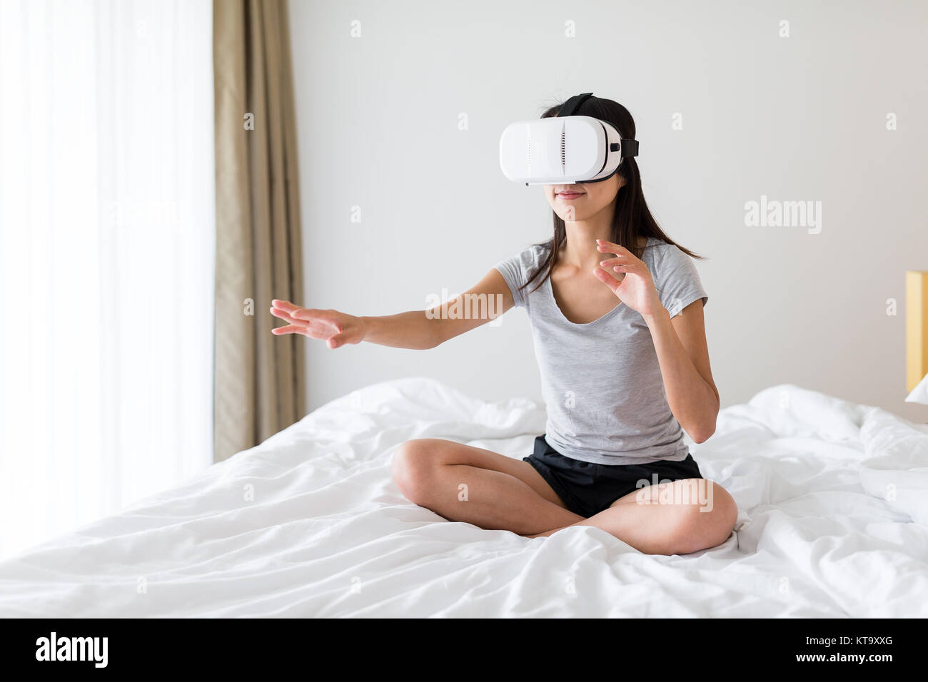 Donna guardando VR a casa Foto Stock