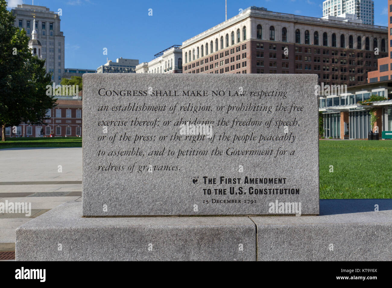 Monumento di pietra al primo emendamento della Costituzione degli Stati Uniti, Independence Hall National Historic Park, Philadelphia, Stati Uniti. Foto Stock