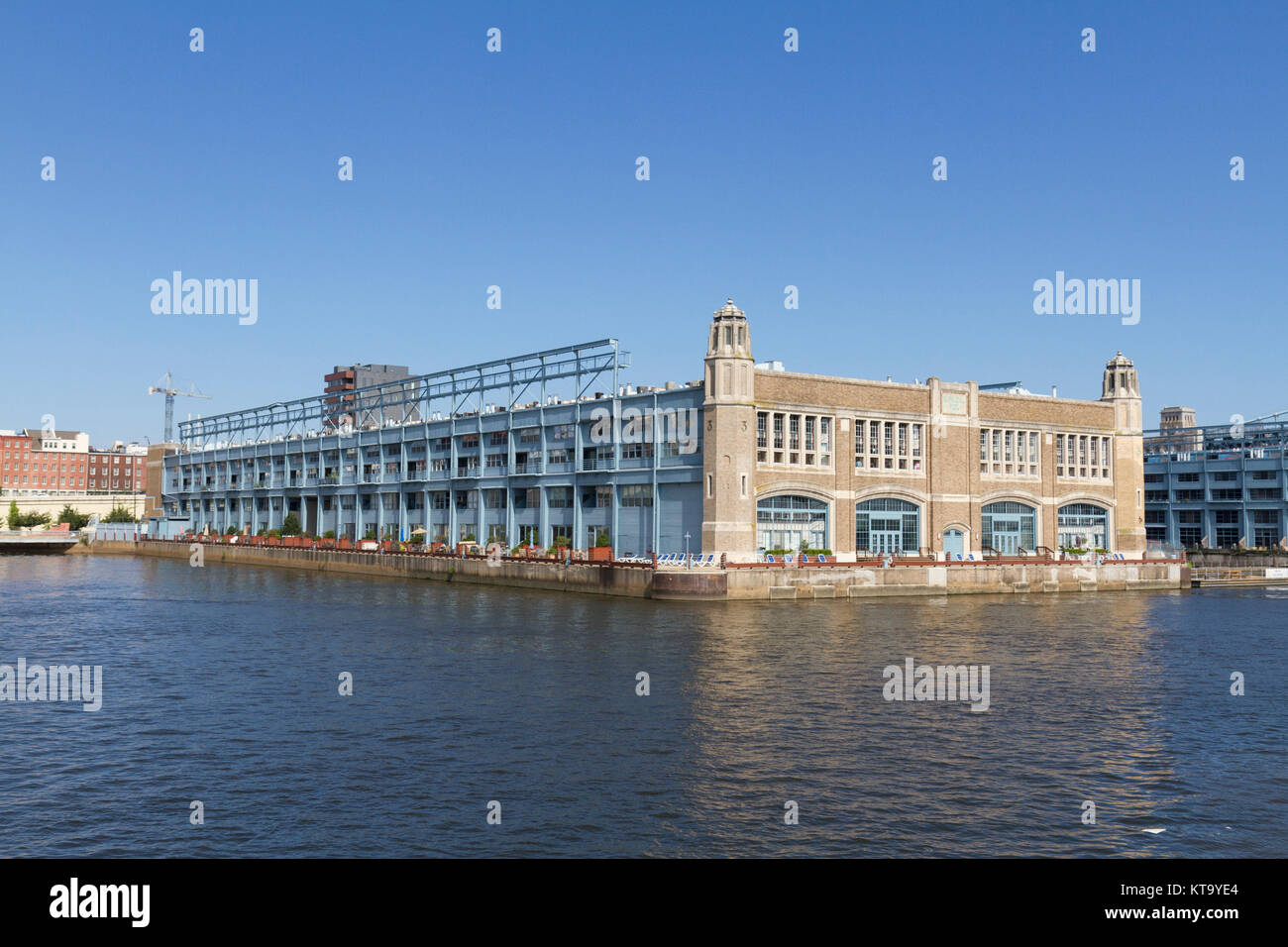 Il Molo 3 condomini, Fiume Delaware waterfront, Philadelphia, Stati Uniti. (Vista dal Riverlink ferry). Foto Stock