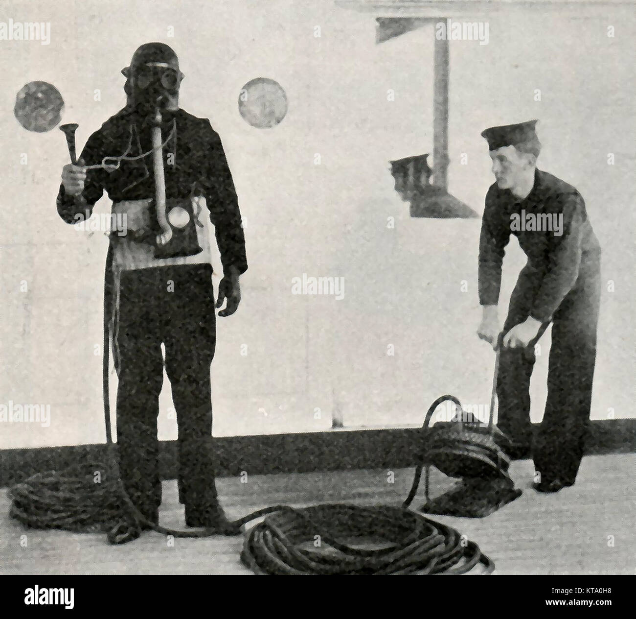 Sicurezza contro gli incendi trapanare su RMS Ascania la Cunard 500 CABIN - un passeggero Classe ocean liner in 1932. - Più tardi un troopship militari che hanno preso parte all' invasione della Sicilia, Anzio e sbarchi francese - un marinaio dimostra un casco di fumo da utilizzare durante gli incendi in mare Foto Stock