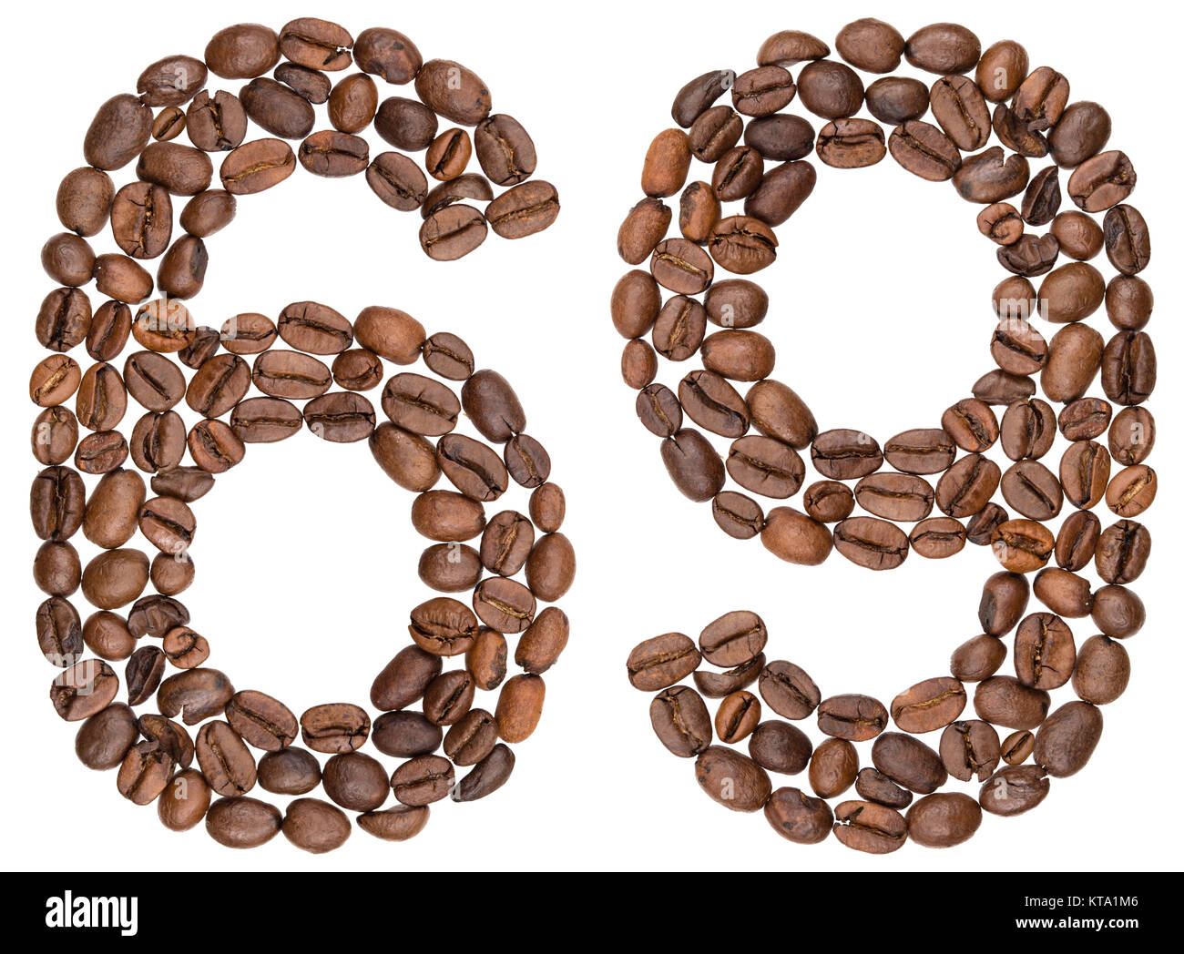 Numero arabo 69, sessanta nove, da chicchi di caffè, isolati su sfondo bianco Foto Stock