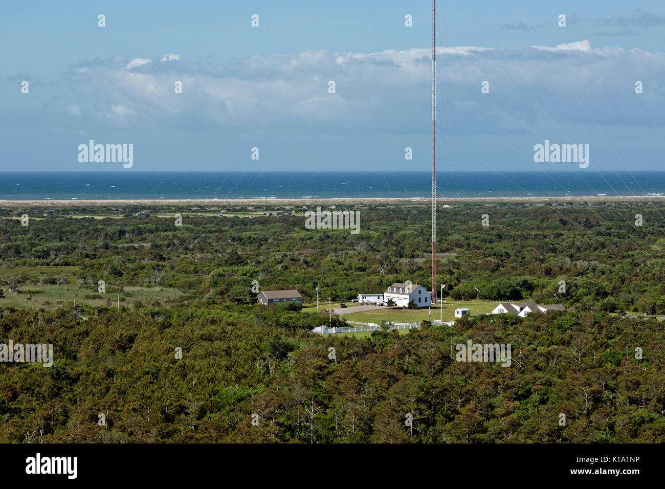 NC01130-00...North Carolina - Ex Stazione della Guardia Costiera e della torre radio vista dal ponte di osservazione di Cape Hatteras Lighthouse in Buxton. Foto Stock