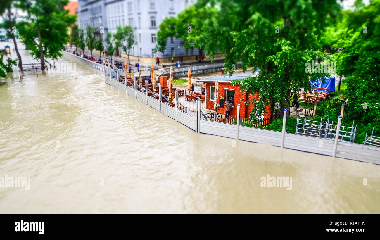 Grandi inondazioni in Europa con la vita ordinaria dietro alluvione e barriere di protezione in tilt shift consente di visualizzare Foto Stock