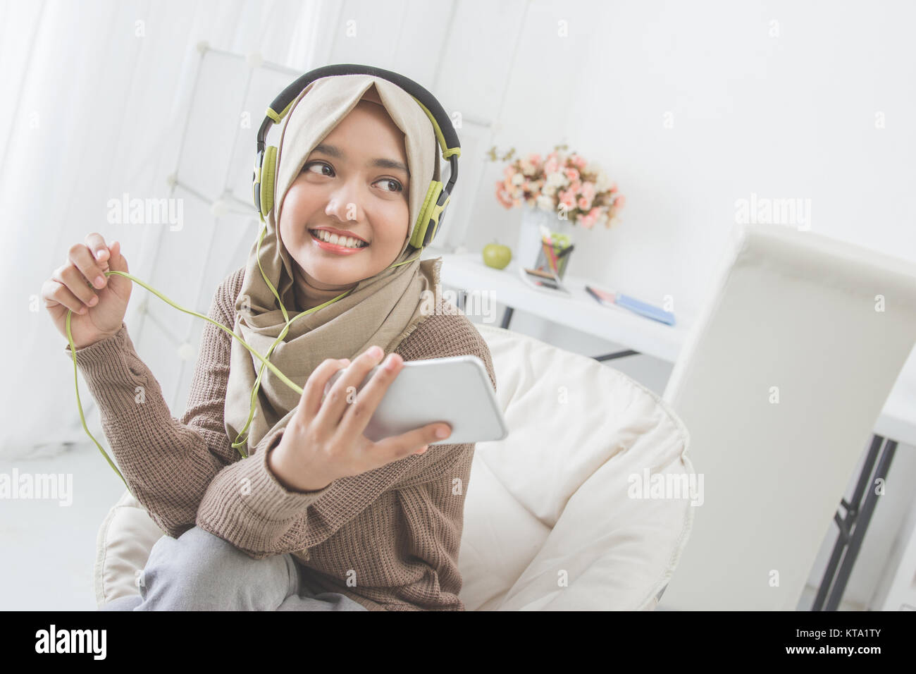 Ritratto di bella donna asiatica ascoltare musica Foto Stock