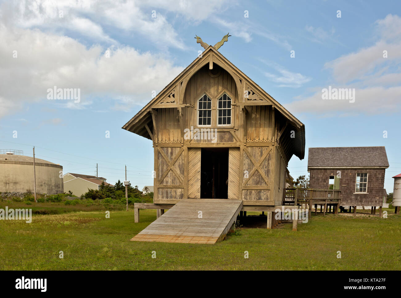 NC01150-00...North Carolina - storica casa-barca sui terreni della vita Chicamacomico salvataggio stazione Museum si trova sulla superficie esterna delle banche in Rodan Foto Stock