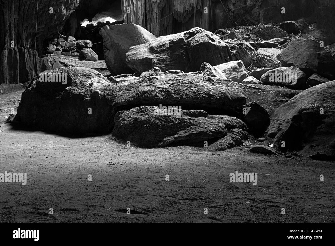 Grotta di rocce di formazioni geologiche in bianco nero Foto Stock