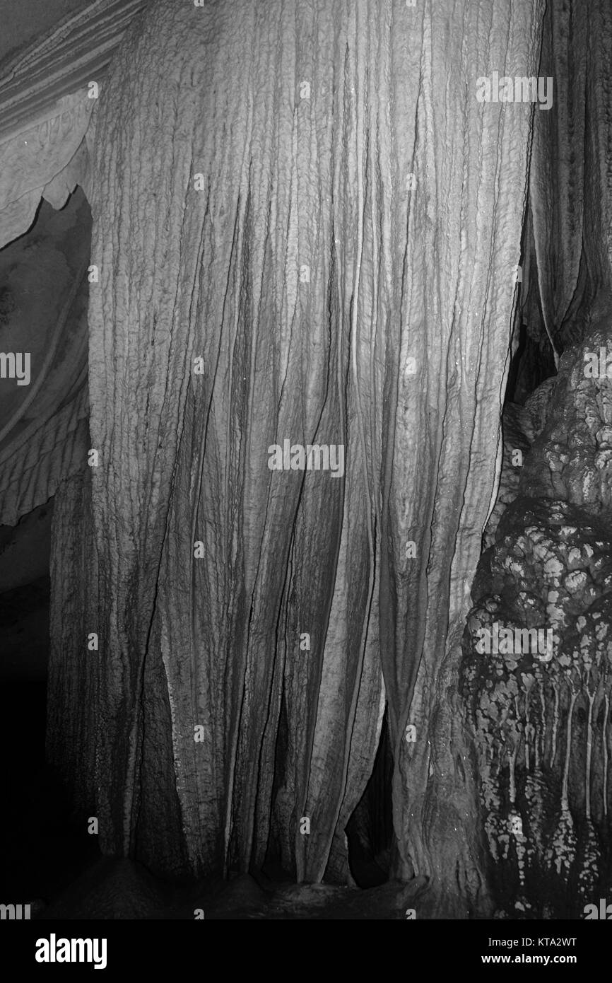 Grotta di formazioni di stalagmiti muro bianco nero Foto Stock