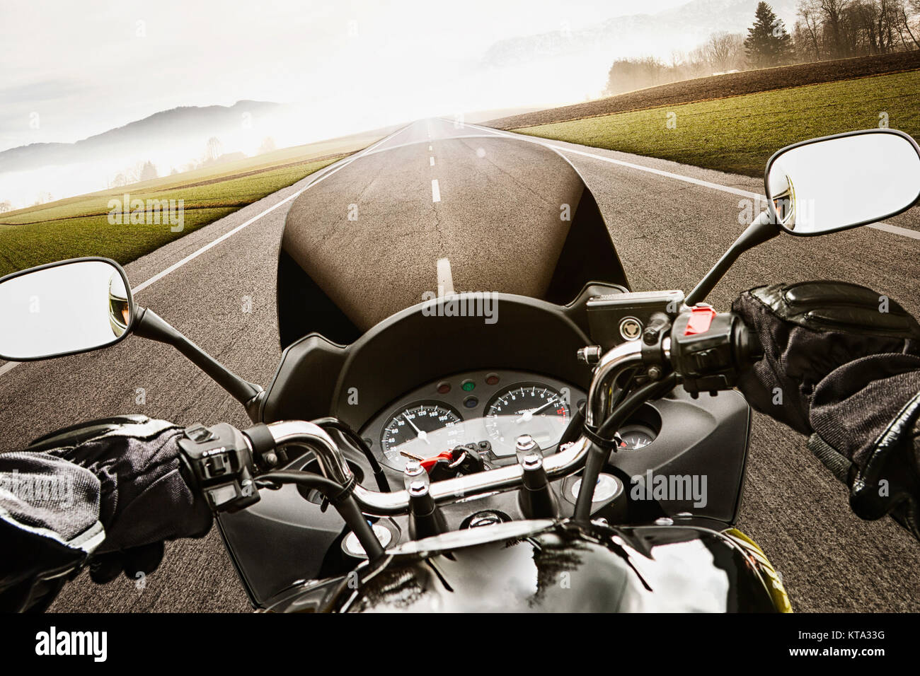 Motorradfahren aus der Perspektive des Fahrers Foto Stock