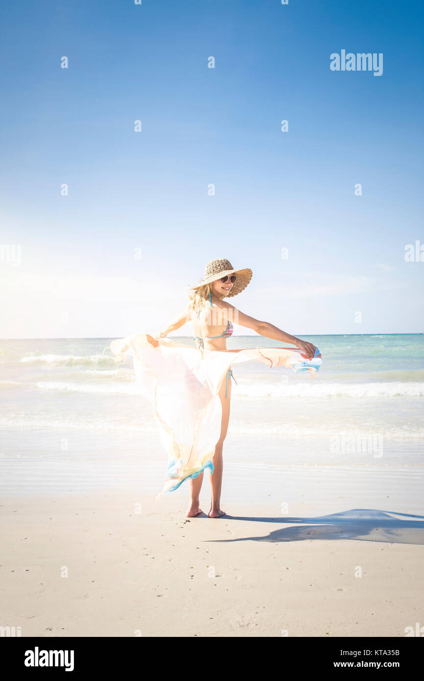 Bella donna gode di spiaggia Foto Stock