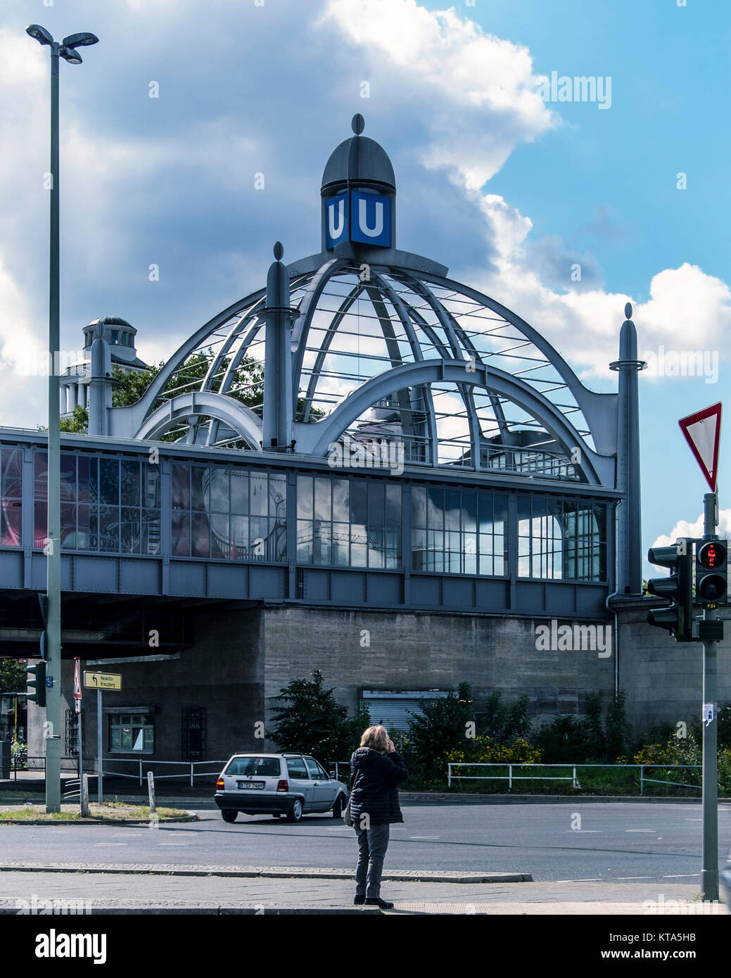 Berlino,Schöneberg,Nollendorfplatz U-Bahn,stazione ferroviaria viadotto & Art Nouveau cupola.parte di Berlino la LPP di " commuters " rete di trasporto Foto Stock
