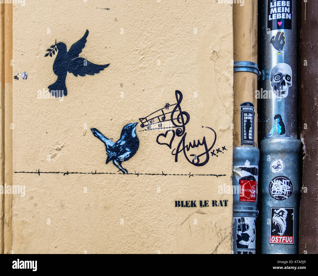 Berlin Schöneberg. Stencil street art del canto degli uccelli e la colomba della pace da Blek le Rat, nato Xavier Prou nel 1952.Il francese Graffiti artist considerato Foto Stock
