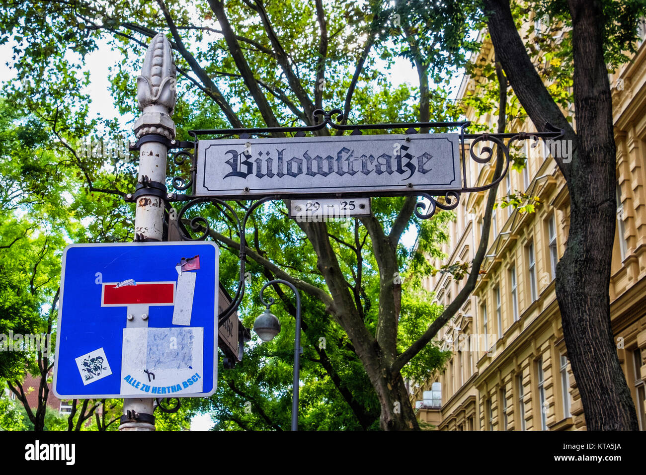 Berlin Schöneberg, Bülowstraße. Il vecchio edificio di appartamenti con la vecchia strada segno e traffico moderno segno, il vecchio e il nuovo Foto Stock