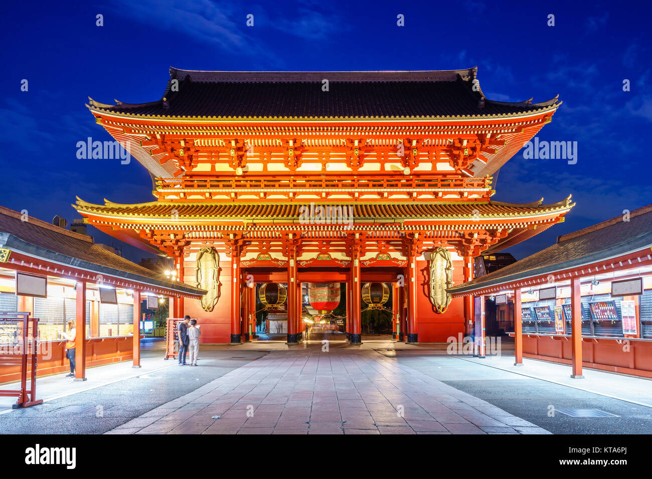 Vista notturna di Sensoji, un antico tempio buddista Foto Stock