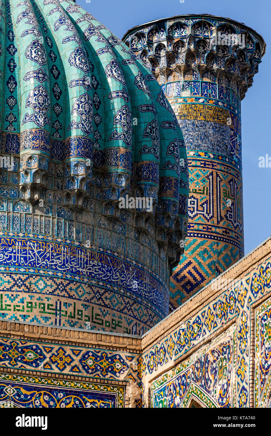 La cupola nervata e dettagli architettonici di Sher Dor Madrassa, Il Registan, Samarcanda, Uzbekistan Foto Stock