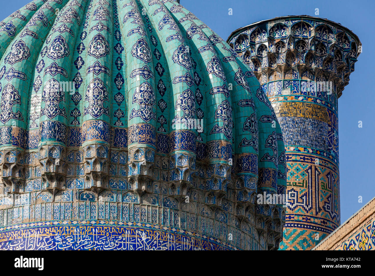 La cupola nervata e dettagli architettonici di Sher Dor Madrassa, Il Registan, Samarcanda, Uzbekistan Foto Stock