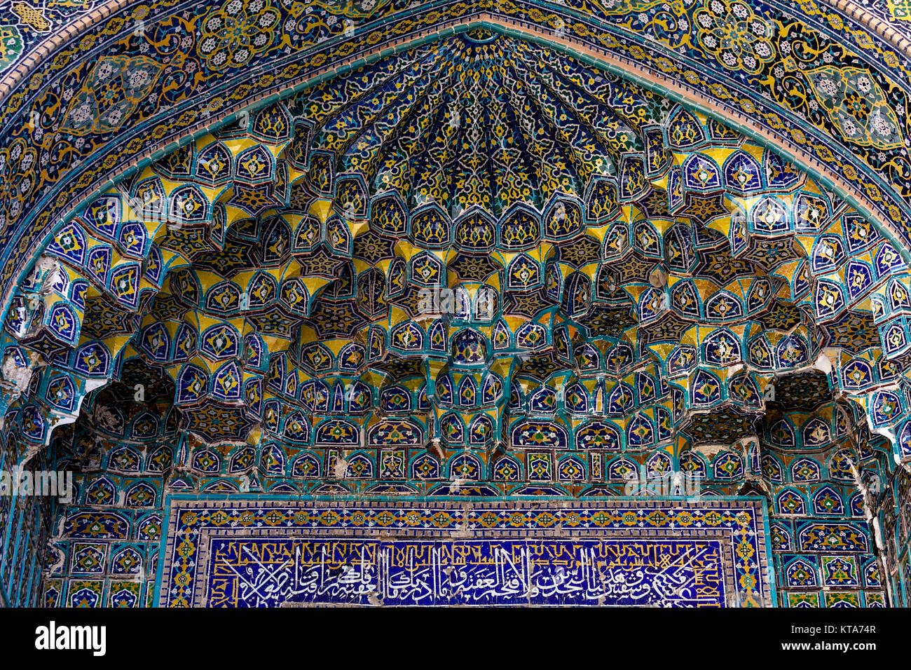 Dettagli architettonici all'interno della Sher Dor Madrassa, Il Registan, Samarcanda, Uzbekistan Foto Stock