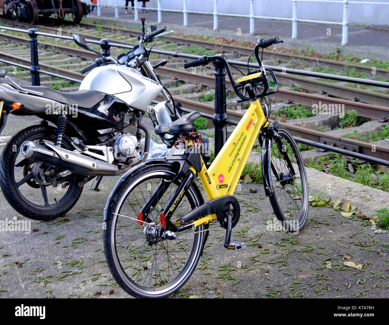 Un piccolo motore in moto e un yobike nolo bici in Bristol Foto Stock