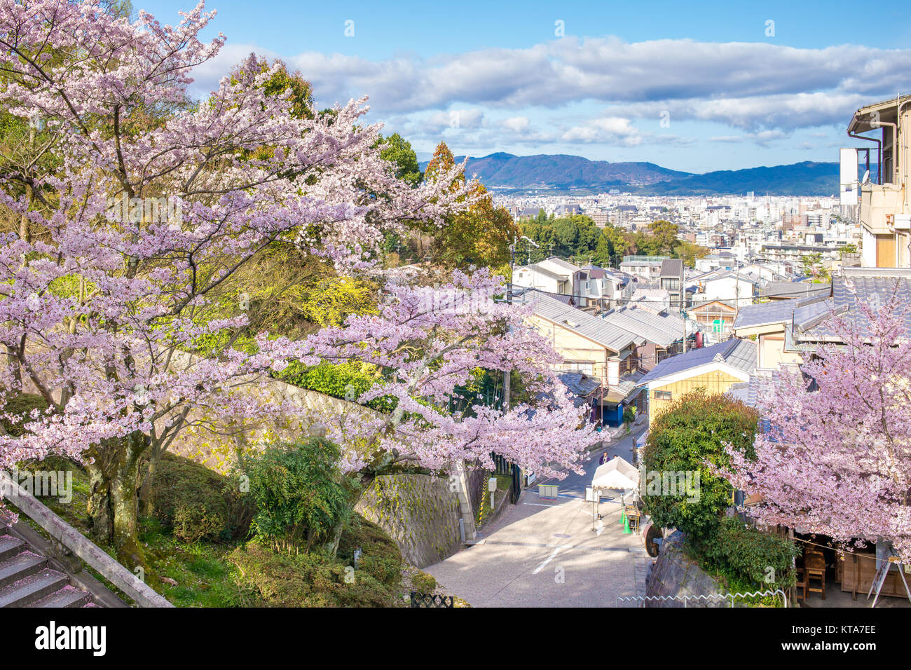 Vista sulla strada della citta' di Kyoto Foto Stock