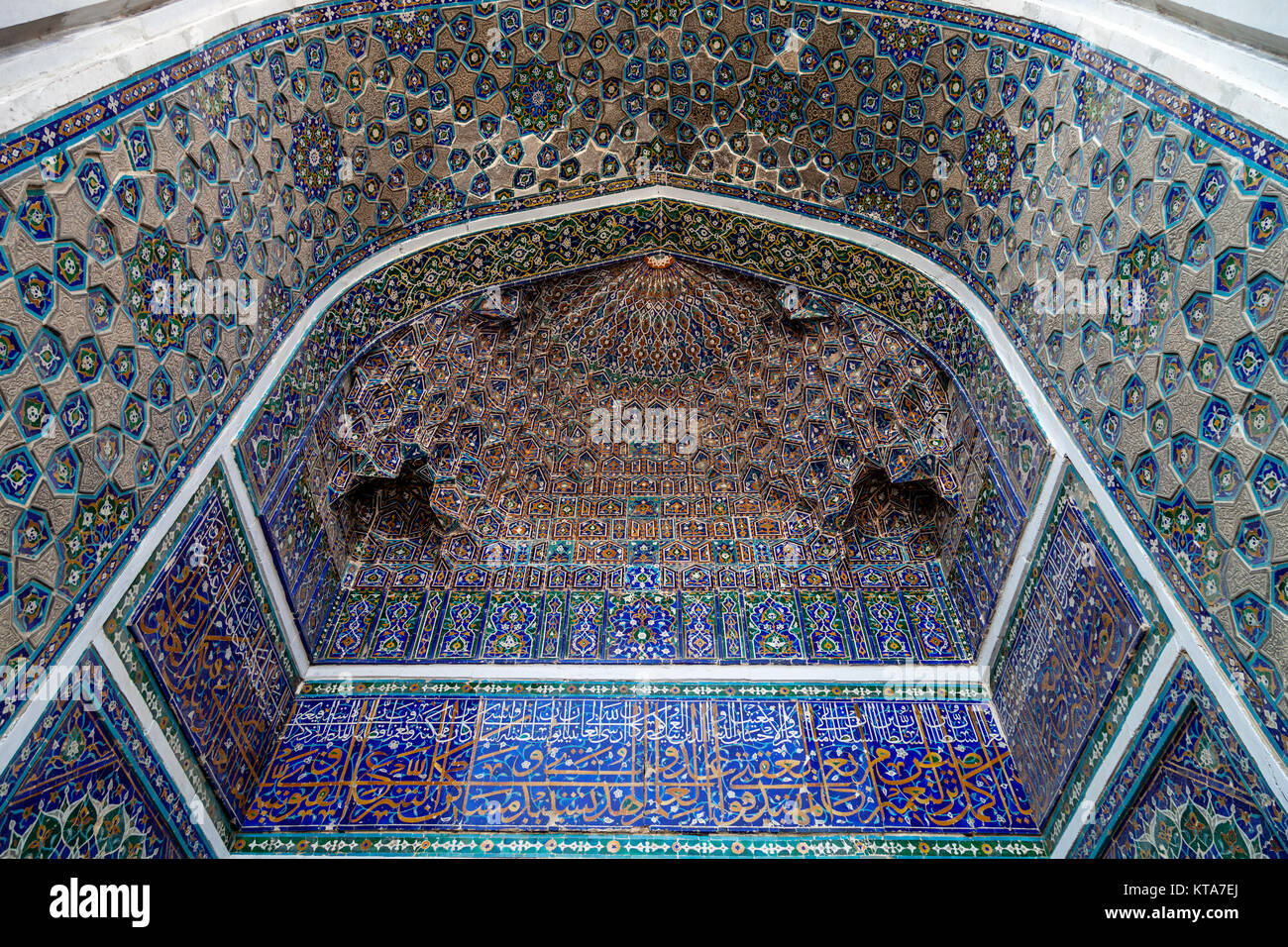 Dettagli architettonici all'interno del Ulugh Beg Madrassa, Il Registan, Samarcanda, Uzbekistan Foto Stock