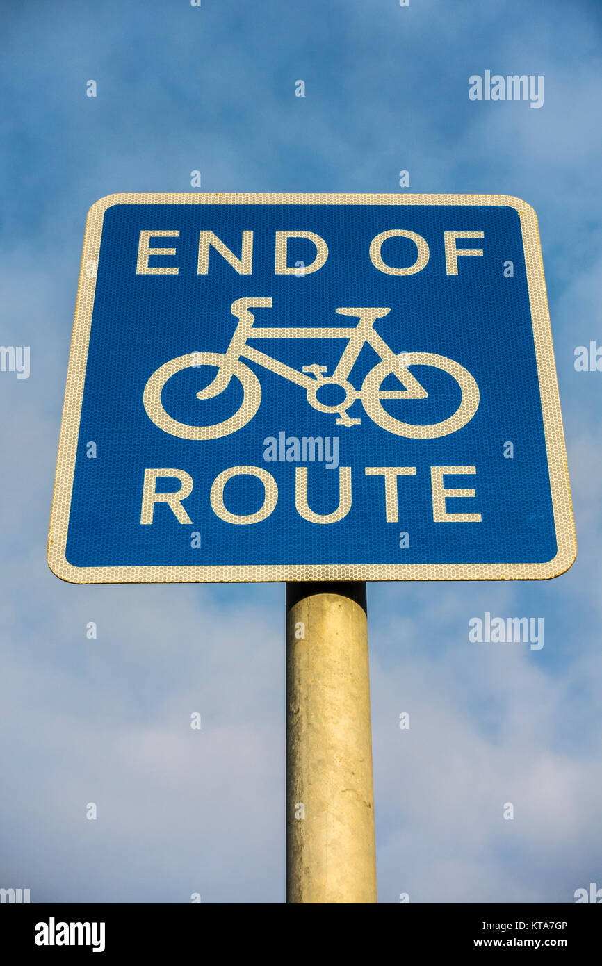 Fine del percorso ciclabile, bianco su blu segno, in Inghilterra, Regno Unito, utilizzato dove le biciclette possono essere sistemati sulla parte di un marciapiede o su strada, ma il percorso è di circa alla fine. Foto Stock