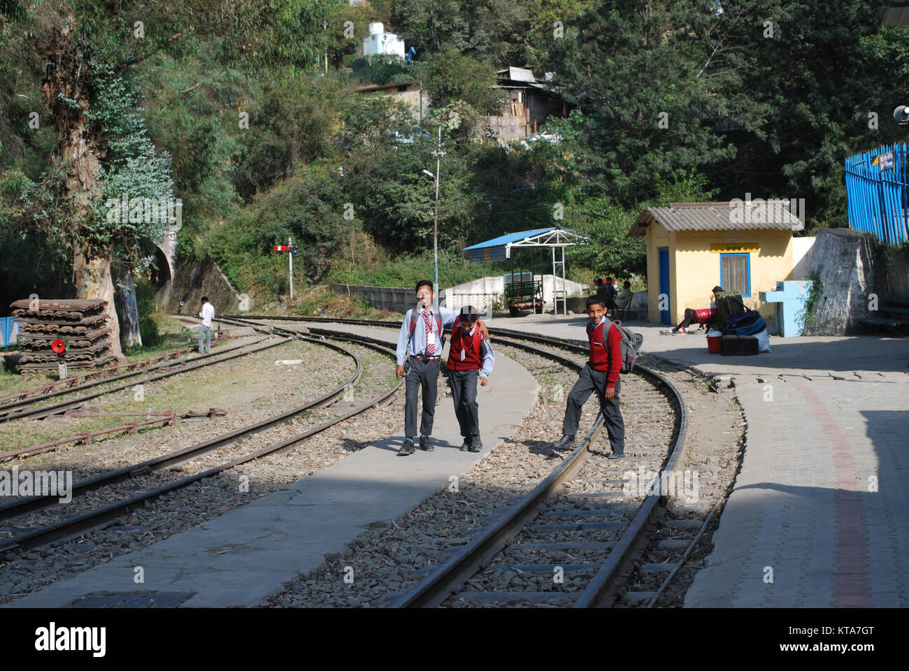 I bambini della scuola a piedi sui binari del treno a Solan stazione ferroviaria parte del Kalka Shimla - Linea ferroviaria in India del Nord Foto Stock