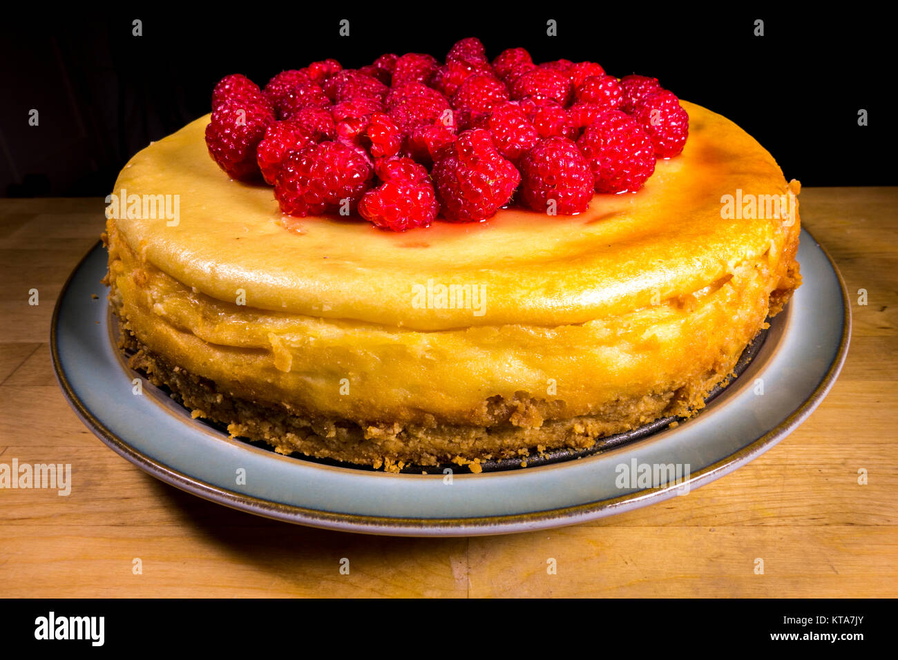 Un appetitoso tutto il lampone e rabboccato cheesecake seduto su una piastra, costituito da una crema di mascarpone topping di formaggio su una base di biscotto. Inghilterra, Regno Unito. Foto Stock