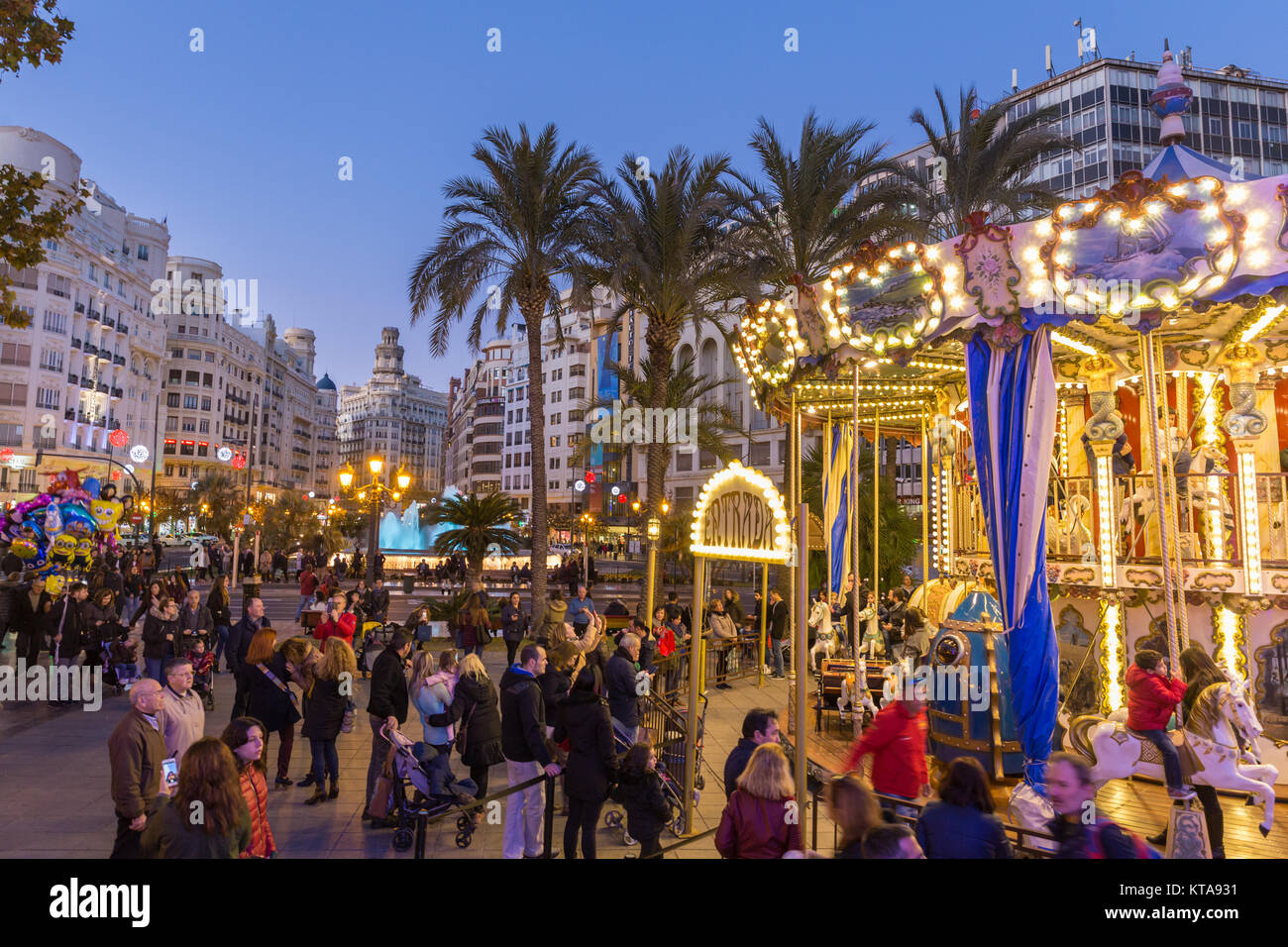 Fiera di natale con la giostra Modernisme sulla piazza del Municipio di Valencia, Spagna. Foto Stock