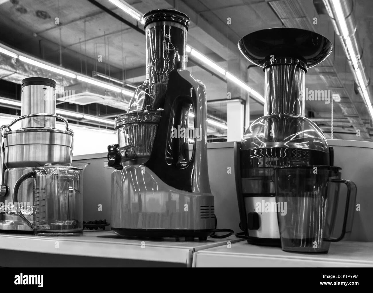 In negozio, la mostra presenta le centrifughe moderne vari modelli. Immagine in bianco e nero. Foto Stock